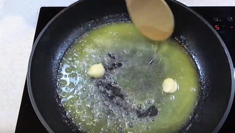 Friggere l'aglio in una padella.