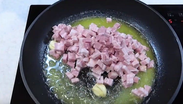 Quindi, friggere la pancetta, dopo di che rimuoviamo l'aglio dalla padella.