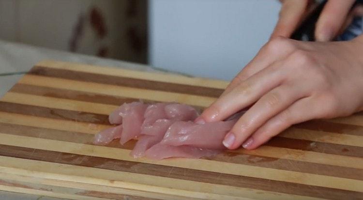 Tagliare il filetto di tacchino a fettine sottili.