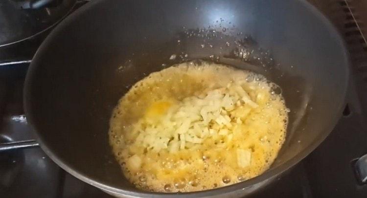 Per prima cosa, friggi la cipolla sott'olio.