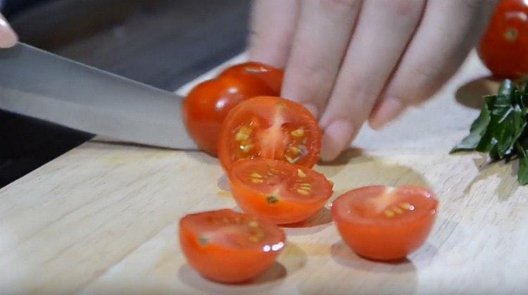 Половината домати чери.