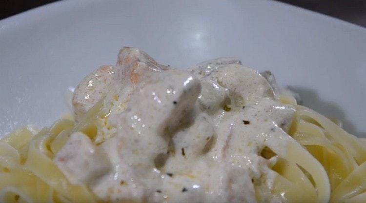 Laita keitetty pasta lautaselle ja lisää kalat kastikkeeseen päälle.