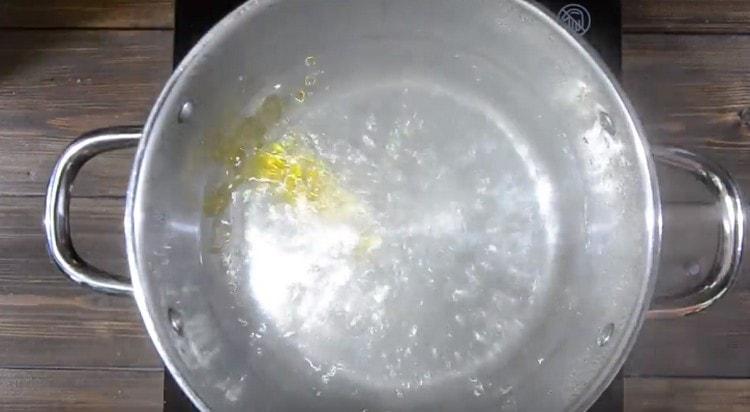 Portare l'acqua a ebollizione in una casseruola, aggiungere olio vegetale.