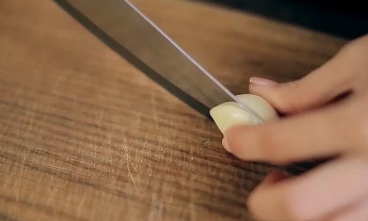 Den Knoblauch hacken, um die Paste zu machen