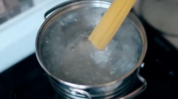 Για να μαγειρέψετε τα ζυμαρικά, βράστε τα μακαρόνια