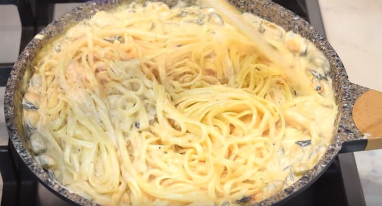Когато кремът се сгъсти, сложете спагетите в тиган, разбъркайте.