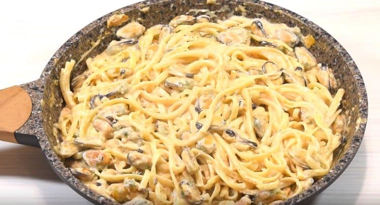 Appetitanregende Pasta mit Muscheln in einer cremigen Sauce ist fertig.