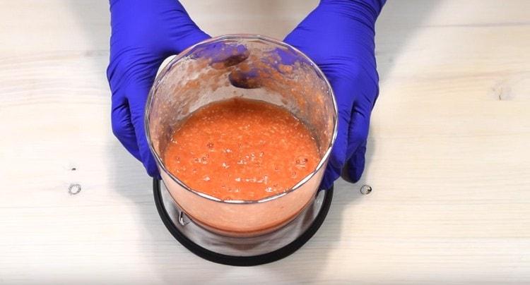 Macinare i pomodori con l'aglio fino a che liscio.