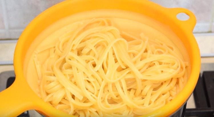 Spaghetti in einem Sieb zurücklehnen.