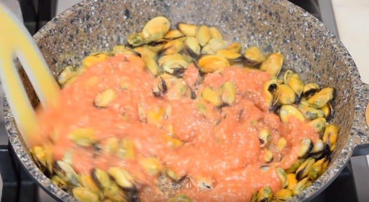 A serpenyőben lévő kagylóhoz adjunk hozzá apróra vágott paradicsomot egy turmixgépben fokhagymával.