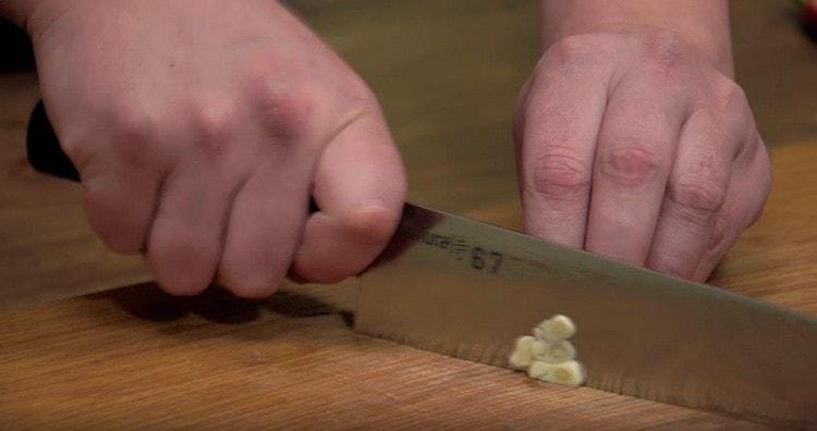 Κόψτε το σκόρδο σε λεπτές φέτες.