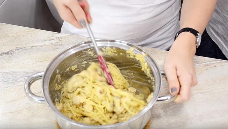 Mescolare gli spaghetti preparati con salsa di noci e funghi.