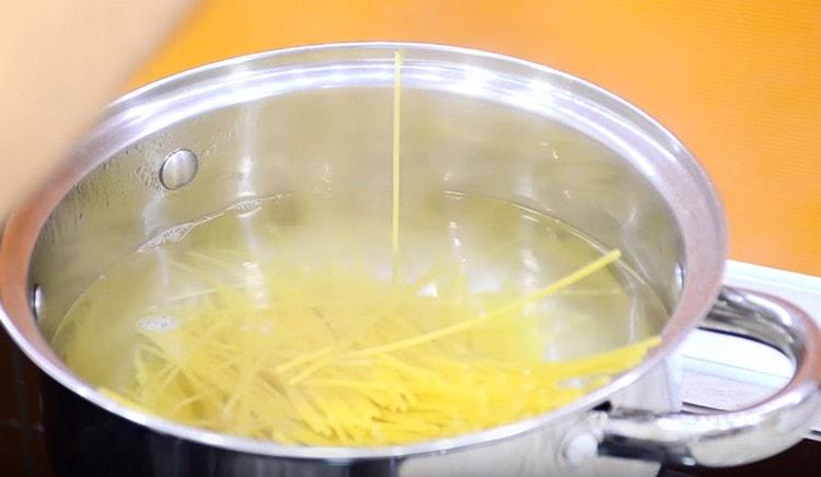 Spaghetti kochen.