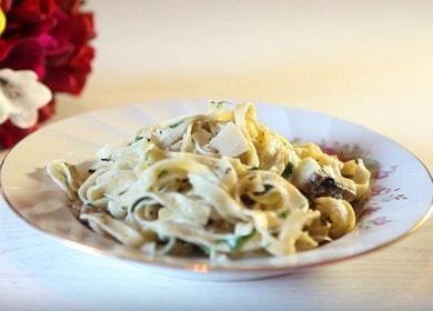 Leckere Pasta mit Champignons in einer cremigen Sauce: Mit Schritt für Schritt Fotos kochen.