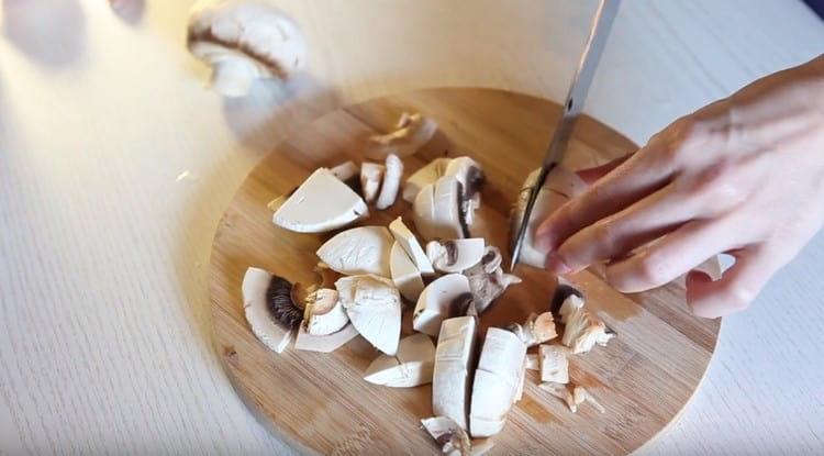 Leikkaa sienet viipaleiksi.