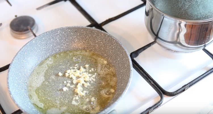 Αρχικά, τηγανίζετε το σκόρδο σε μια κατσαρόλα.