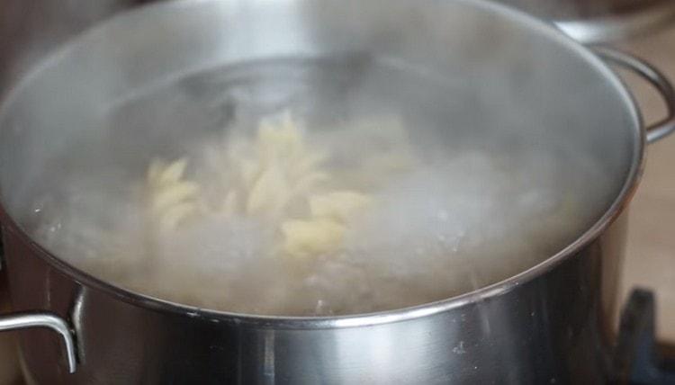Cuocere la pasta.
