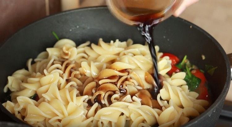 Lisää vettä pastaa keittämisestä ja soijakastike.