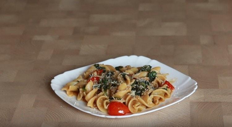 Spinat-Nudeln werden noch schmackhafter, wenn sie mit geriebenem Parmesan serviert werden.