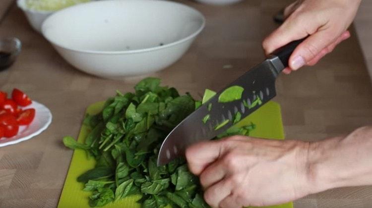 I-chop ang spinach.