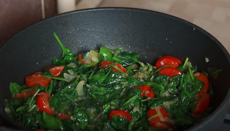 Susunod, idagdag ang spinach sa kawali, ihalo at patayin.