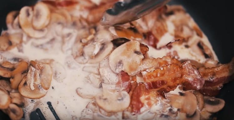 Aggiungi la crema alla pancetta con i funghi.