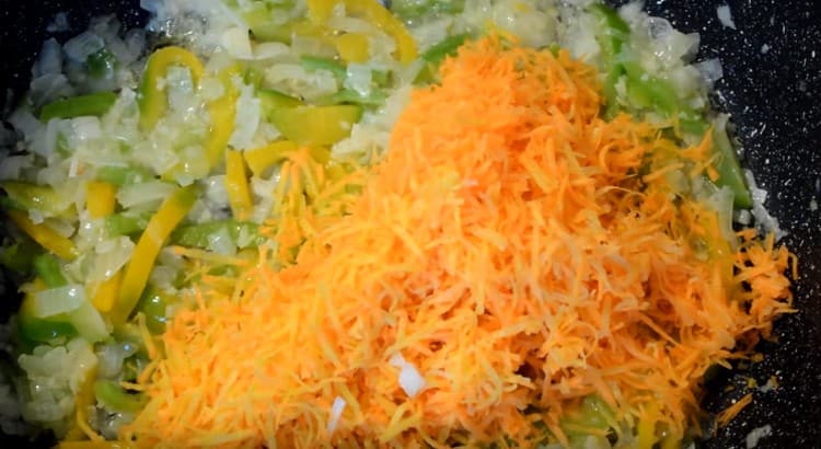 Προσθέστε πιπεριά και καρότα στο τηγάνι.