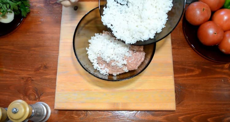 Mischen Sie das Hackfleisch mit Reis.
