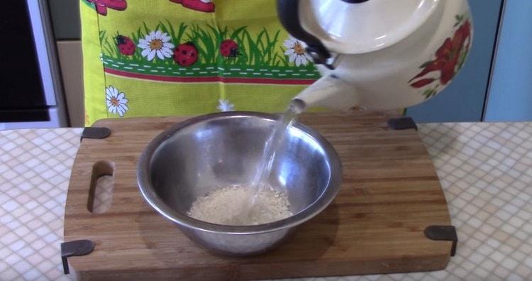 Изсипете вряща вода над ориза, за да набъбне.