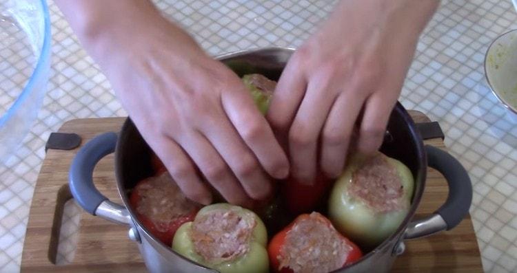 Βάλτε τις πιπεριές σε μια κατσαρόλα.