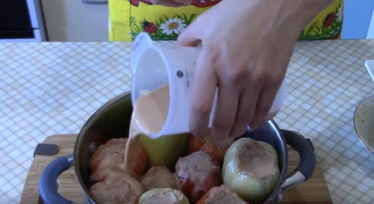 La salsa risultante, versare i peperoni in una padella.