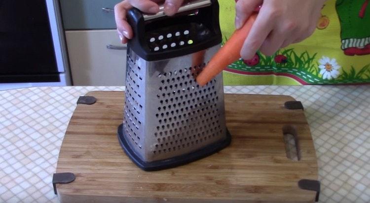 Tre carote su una grattugia fine.