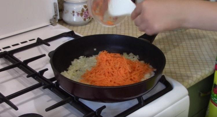 Die Karotten in die Pfanne geben.
