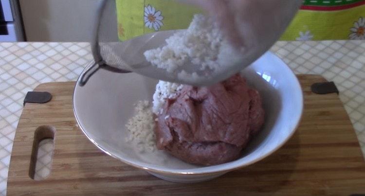 يُعاد الأرز إلى مصفاة أو غربال ، ثم يُضاف إلى اللحم المفروم.