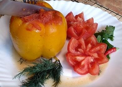 Μαγειρέψτε νόστιμες πιπεριές γεμιστές με λαχανικά, σύμφωνα με μια συνταγή βήμα προς βήμα με μια φωτογραφία.