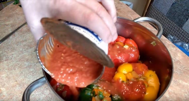 jauhaa jäljellä olevat tomaatit ja täytä tomaattimassalla paprikaa.