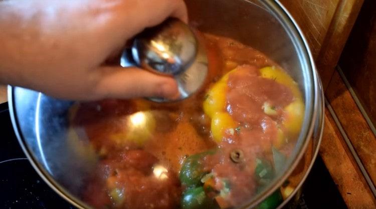 stufare i peperoni sotto il coperchio per circa 40 minuti.