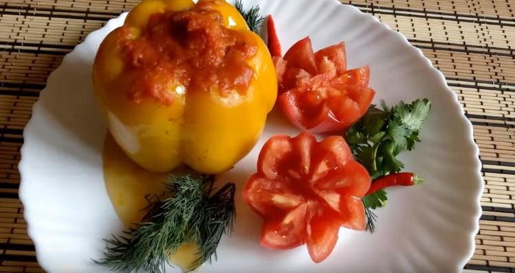 Papriky plněné zeleninou jsou aromatické a chutné.