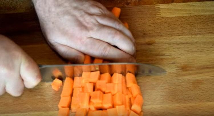 Leikkaa porkkanat pieniksi kuutioiksi.