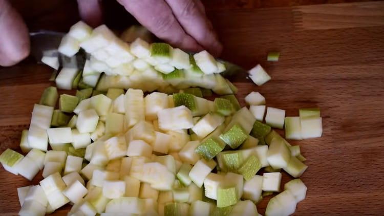 Tagliare le zucchine con lo stesso cubo.