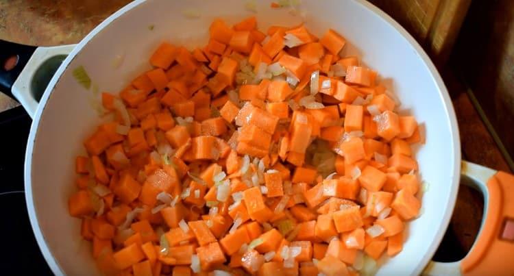 Добавете морковите към мекия лук.