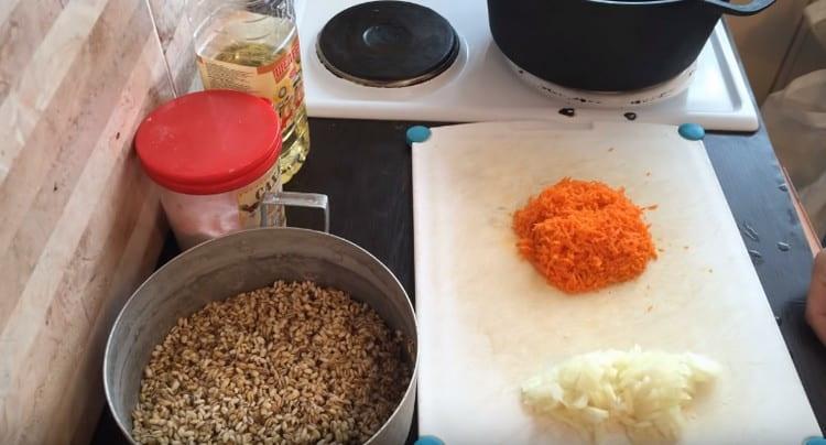 натрийте моркови, нарязайте на ситно лука.