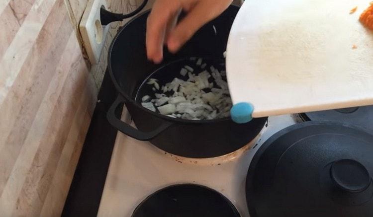 Σε προθερμασμένο stewpan με φυτικό λάδι, απλώστε το κρεμμύδι για τηγάνισμα.