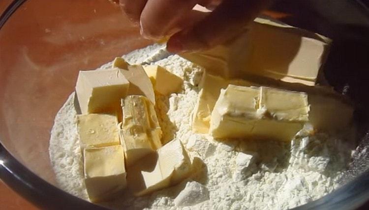 Vložte máslo do proséřené mouky.