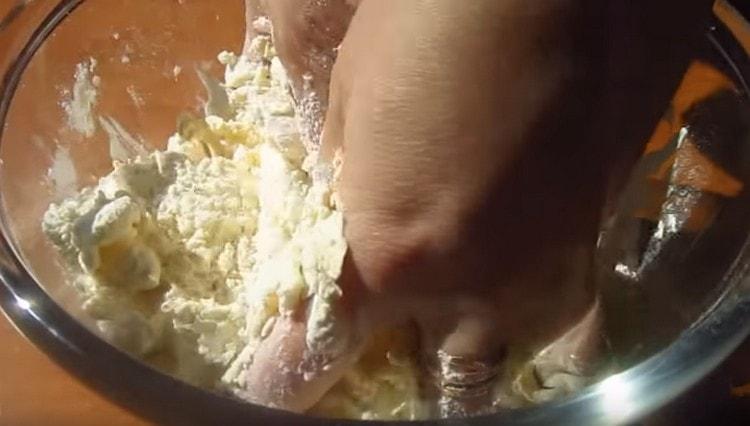 Le mani macinano farina e burro in briciole.