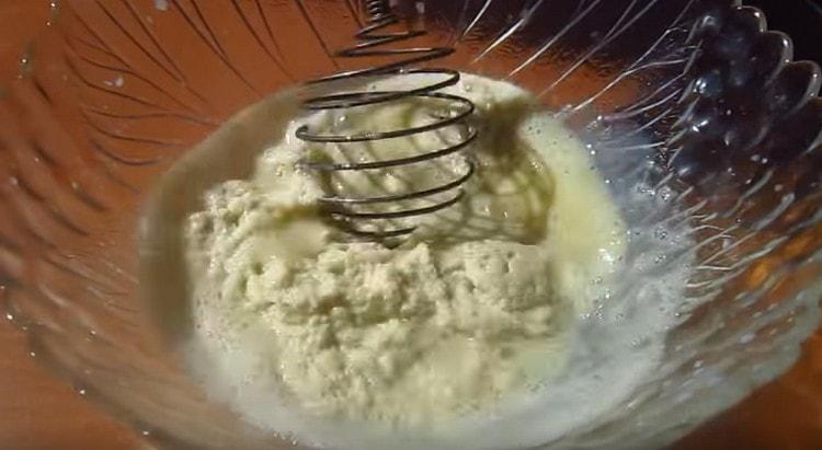 Aggiungi l'impasto adatto alla massa del latte.