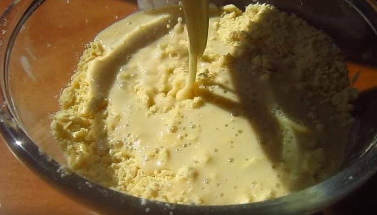 Gießen Sie die flüssigen Zutaten in die Butter und Mehlkrümel.