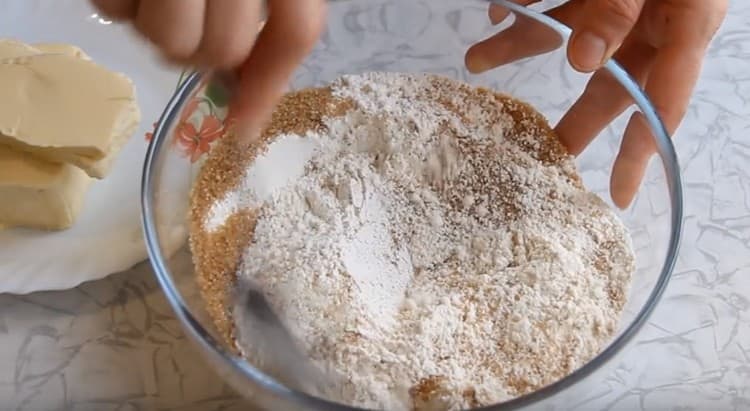 Ανακατέψτε το αλεύρι με τη σκόνη ψησίματος και τη ζάχαρη.