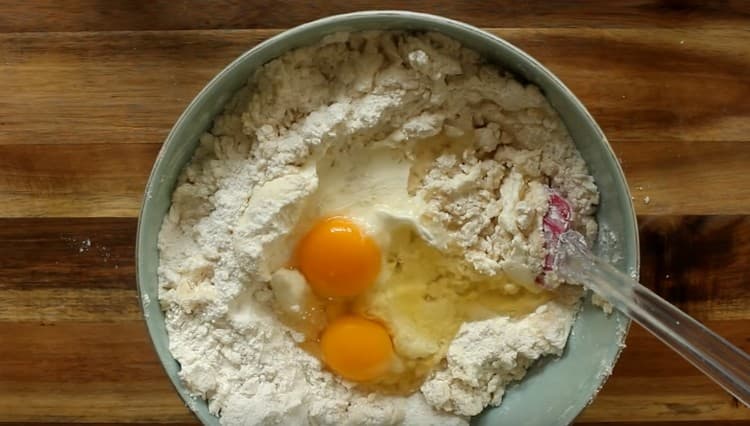 Fügen Sie nach dem Mischen der Zutaten saure Sahne und Eier hinzu.