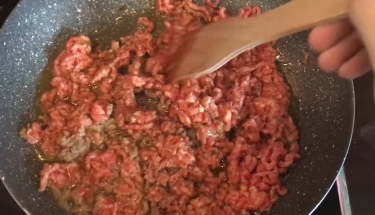 Ψιλοκόψτε το κρέας σε μια κατσαρόλα.